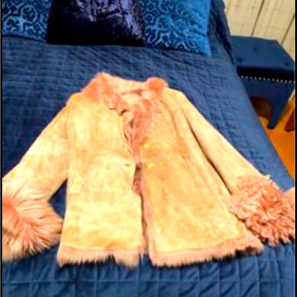 Beautiful natural shearling coat, in excellent condition, very light.